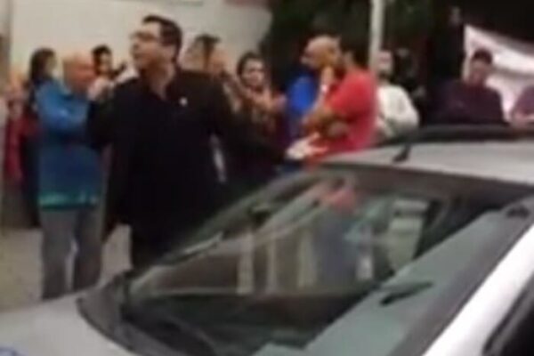 Prefeito de Nova Friburgo discursa junto a educadores em frente a Prefeitura