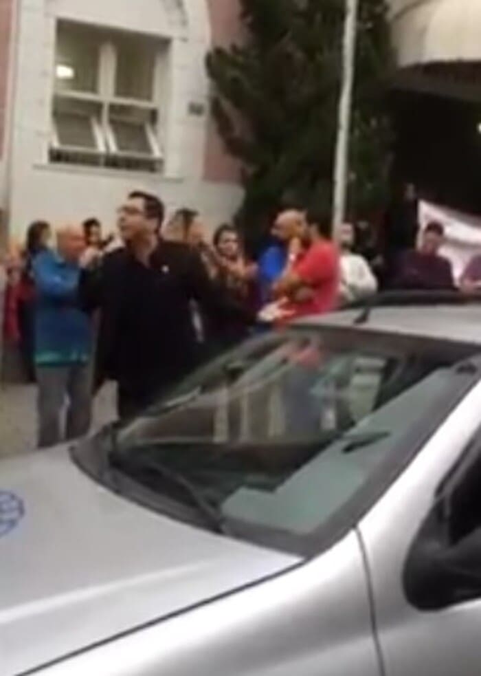 Prefeito de Nova Friburgo discursa junto a educadores em frente a Prefeitura
