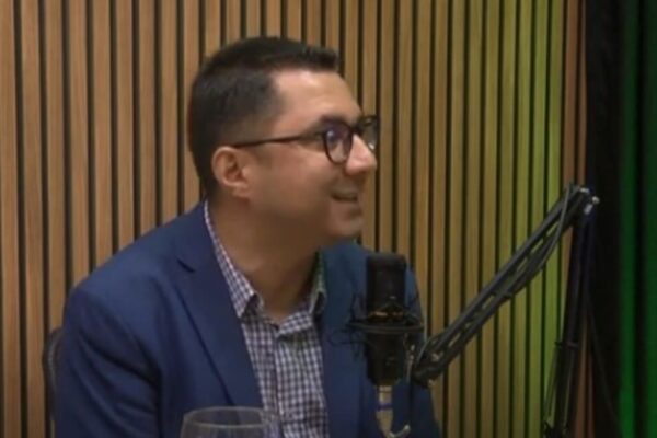 Prefeito Johnny Maycon de Nova Friburgo dando entrevista