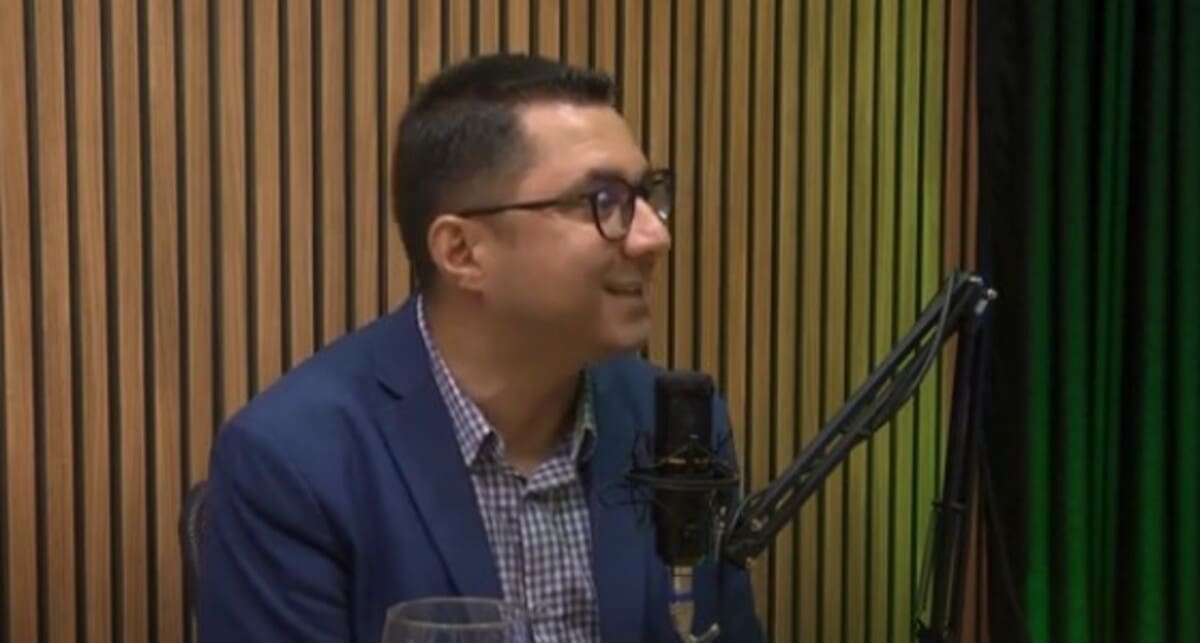 Prefeito Johnny Maycon de Nova Friburgo dando entrevista