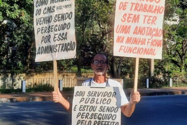Jorge Jandre, servidor público da saúde de Nova Friburgo diz ser perseguido pelo Prefeito Johnny Maycon e faz protesto