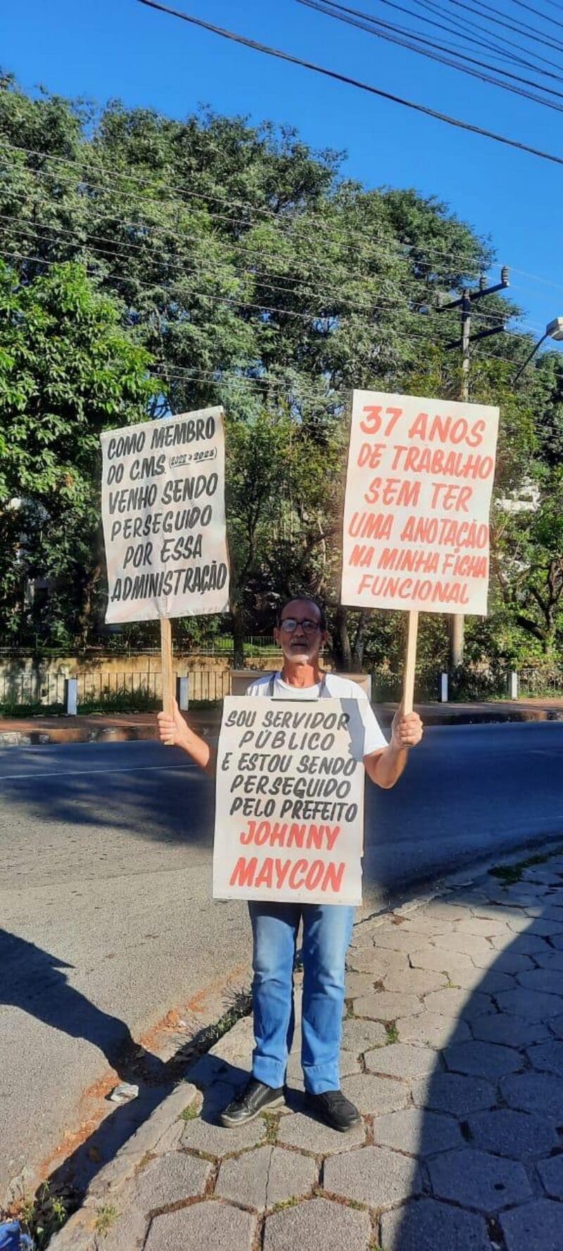 Jorge Jandre, servidor público da saúde de Nova Friburgo diz ser perseguido pelo Prefeito Johnny Maycon e faz protesto