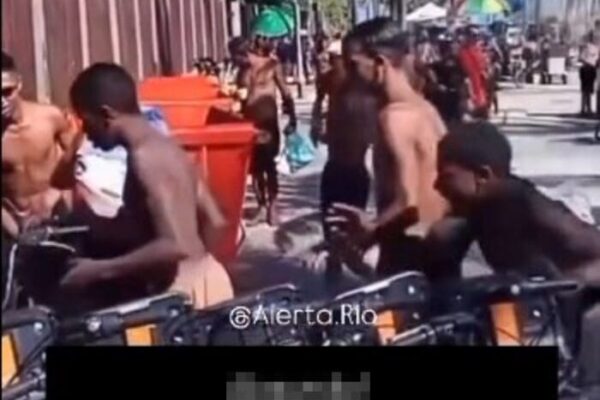 Jovens pegam bicicletas do Itaú sem pagar na Praia do Arpoador no Rio de Janeiro