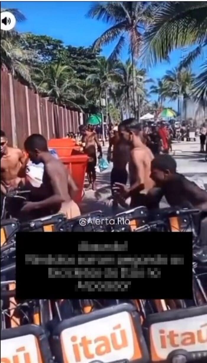 Jovens pegam bicicletas do Itaú sem pagar na Praia do Arpoador no Rio de Janeiro