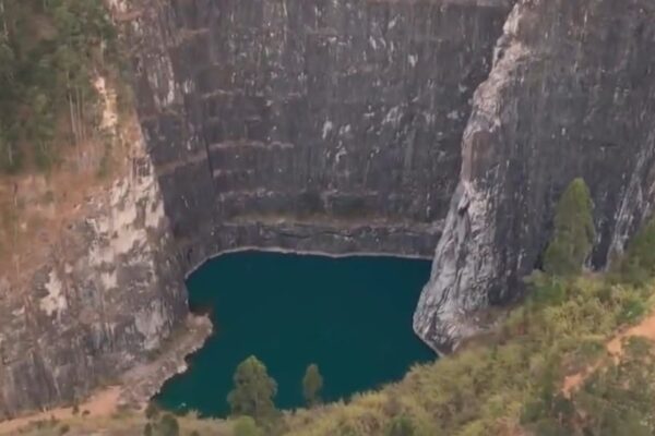 Lagoa escondida em meio a antiga pedreira em Nova Friburgo - Imagens Luiz Felipe Torres - Agência Di Torres