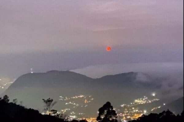 Lua fica vermelha durante por do sol em Nova Friburgo