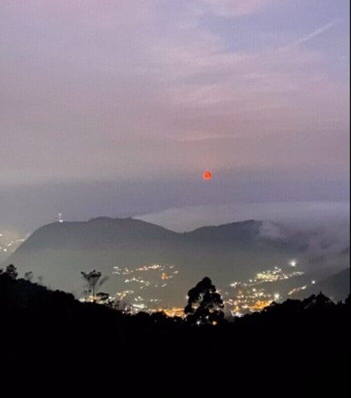 Lua fica vermelha durante por do sol em Nova Friburgo