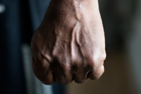 Lutador de artes marciais agride idoso em Teresópolis e é preso