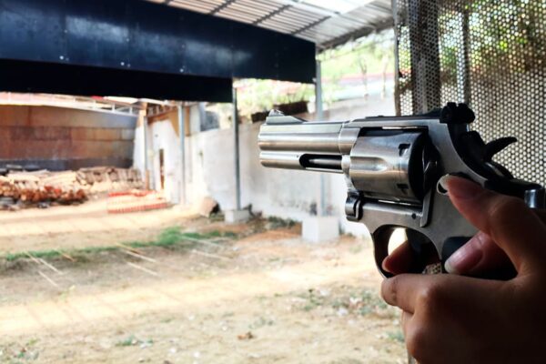 MPRJ obtém condenação de envolvido no assassinato de jovem na porta da Casa Rosa, em Laranjeiras - Tiro - Arma de fogo - Pistola - Revolver