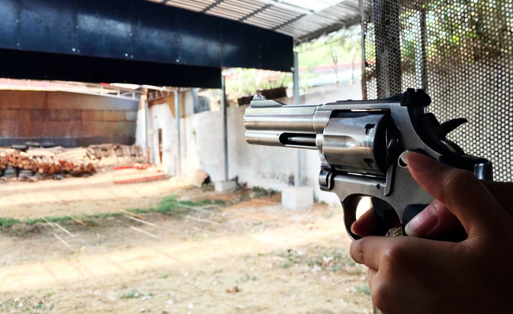MPRJ obtém condenação de envolvido no assassinato de jovem na porta da Casa Rosa, em Laranjeiras - Tiro - Arma de fogo - Pistola - Revolver