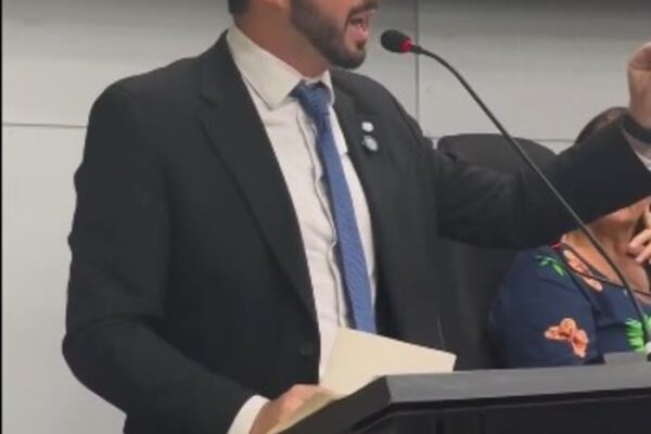Marcos Marins e Isaque Demani, vereadores de Nova Friburgo discutem durante votação tensa sobre Educação