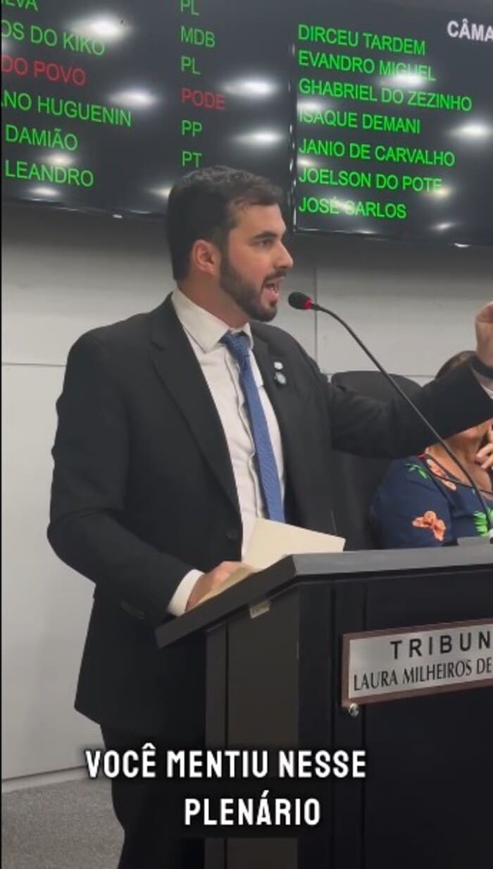 Marcos Marins e Isaque Demani, vereadores de Nova Friburgo discutem durante votação tensa sobre Educação