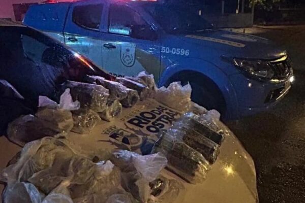 Material entorpecente foi encontrado dentro de carro oficial da Secretaria de Saúde de Rio das Ostras - Prisão foi em Casemiro de Abreu