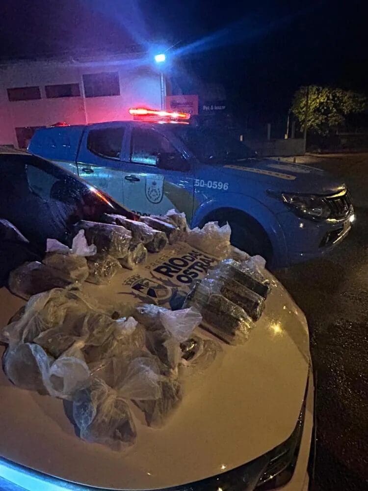 Material entorpecente foi encontrado dentro de carro oficial da Secretaria de Saúde de Rio das Ostras - Prisão foi em Casemiro de Abreu
