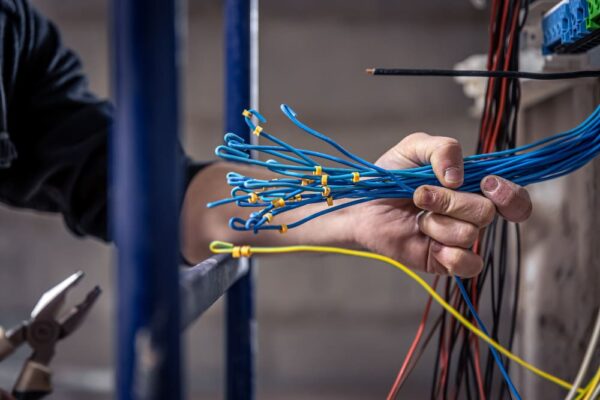 Milicianos se apossam de serviços de internet e aterrorizam moradores do Rio de Janeiro