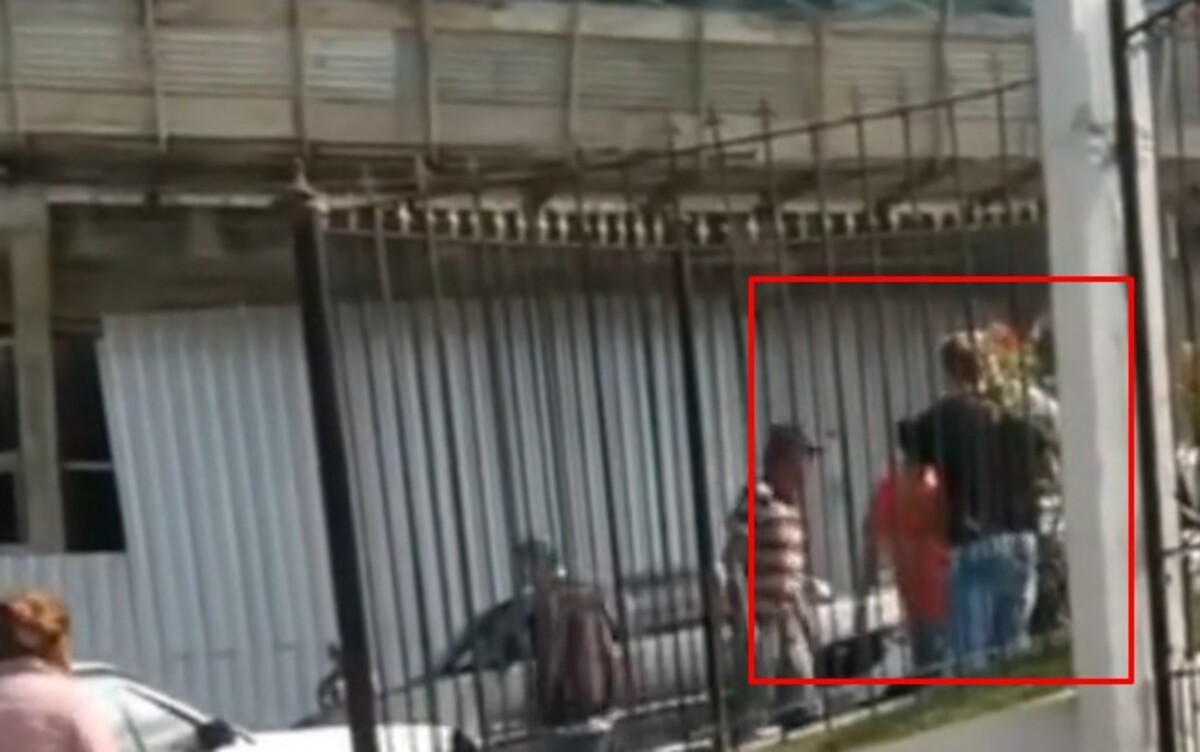 Momento tenso mostra dois homens discutindo e se xingando após batida de carros em Nova Friburgo