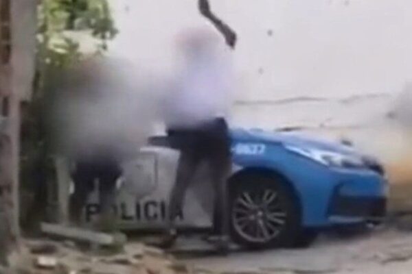 Moradores de São Fidélis vandalizam carro da polícia militar
