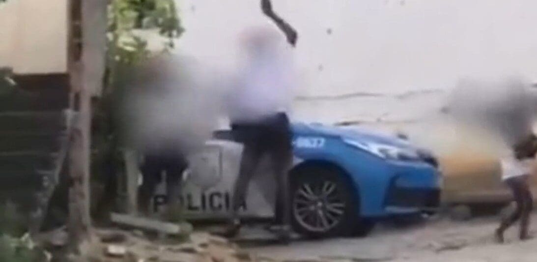 Moradores de São Fidélis vandalizam carro da polícia militar