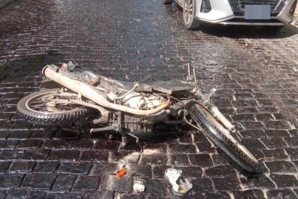Óleo na pista faz motociclista cair e se ferir em Nova Friburgo