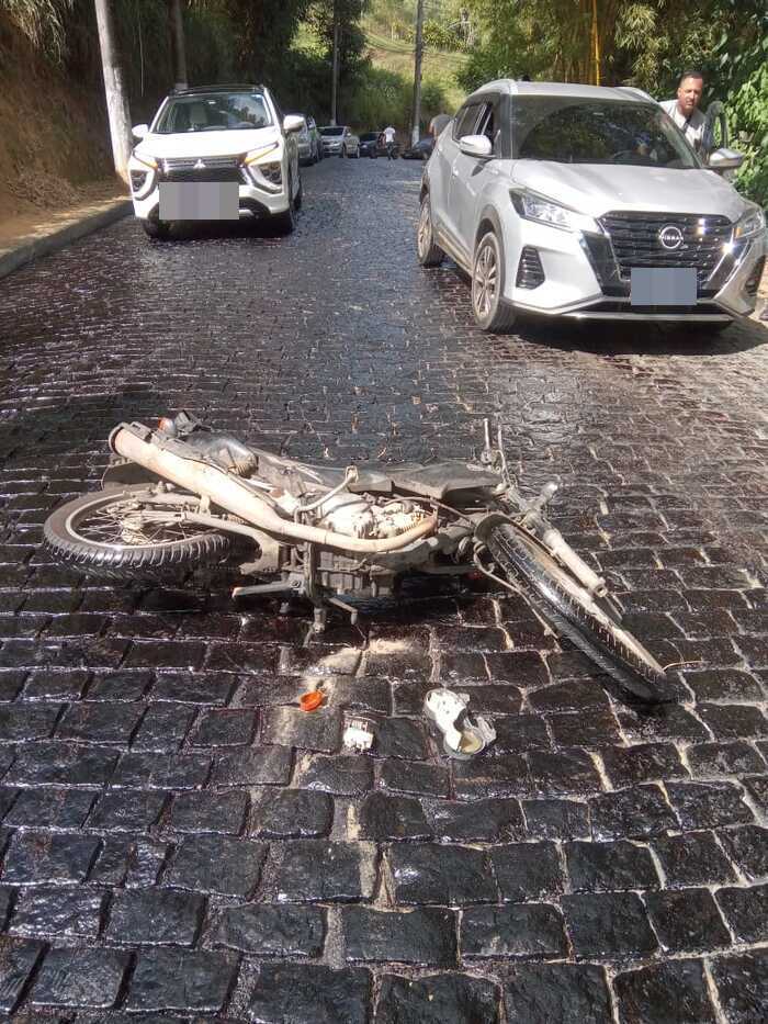 Óleo na pista faz motociclista cair e se ferir em Nova Friburgo