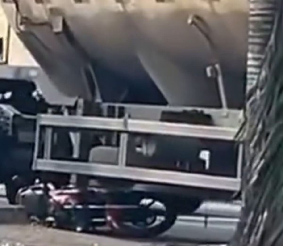 Moto embaixo de carreta após batida em Olaria - Nova Friburgo