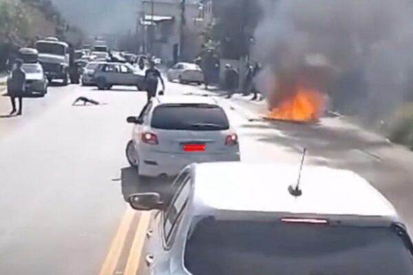 Moto explode após colidir com carro em Nova Friburgo