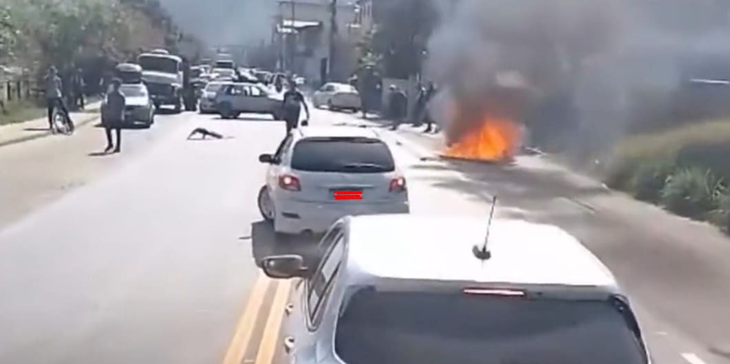 Moto explode após colidir com carro em Nova Friburgo