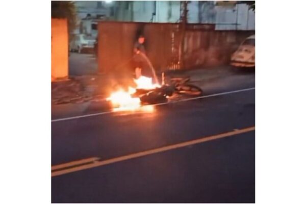 Moto pega fogo após batida em Cachoeiras de Macacu