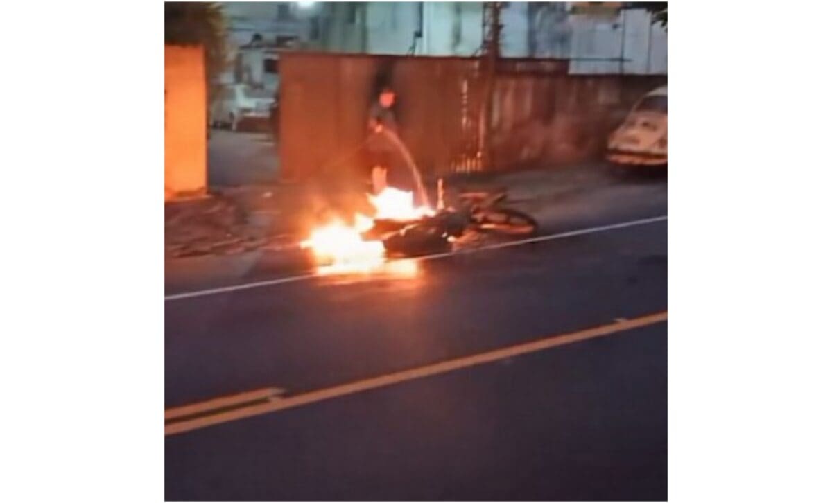 Moto pega fogo após batida em Cachoeiras de Macacu