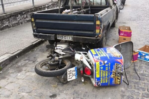 Motociclista bate em carro parado em Conselheiro Paulino - Nova Friburgo-RJ