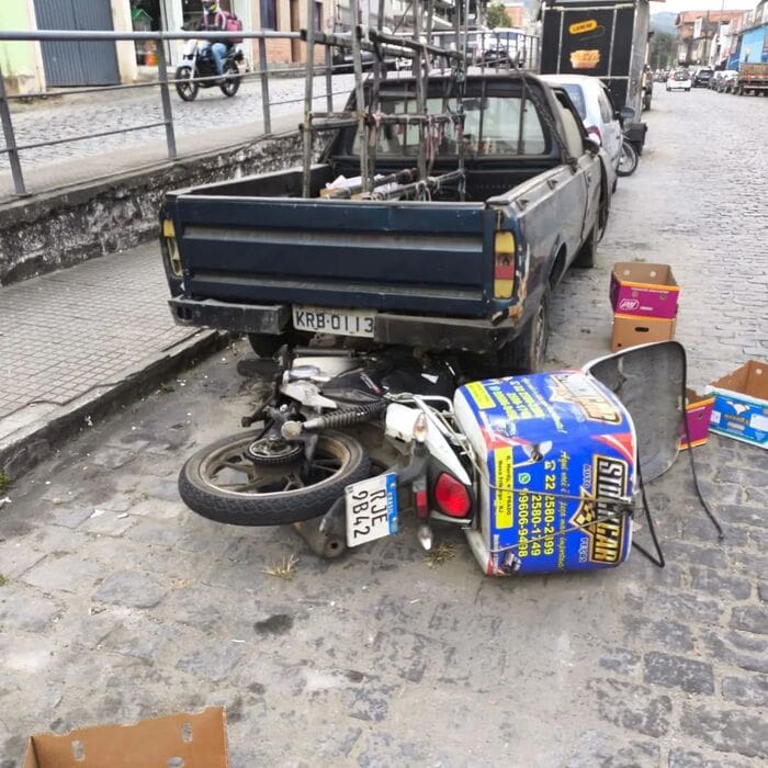 Motociclista bate em carro parado em Conselheiro Paulino - Nova Friburgo-RJ