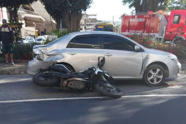Motociclista bate em dois carros no Paissandu em Nova Friburgo (2)