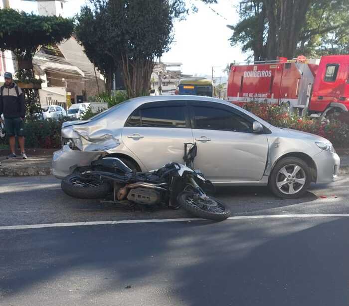 Motociclista bate em dois carros no Paissandu em Nova Friburgo (2)