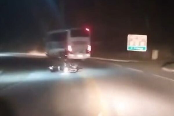 Um motociclista perdeu o controle e atingiu outro motociclista e um carro. Pessoas ficaram feridas