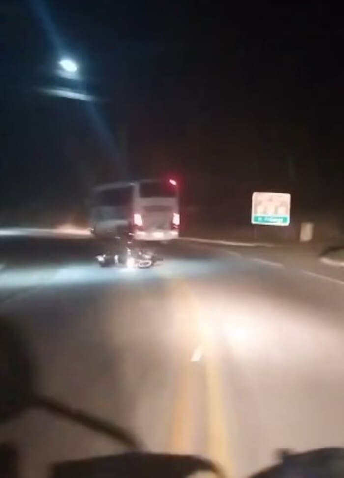 Um motociclista perdeu o controle e atingiu outro motociclista e um carro. Pessoas ficaram feridas