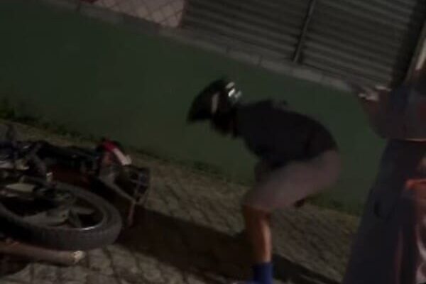 Motociclista ferido em Nova Friburgo após batida em caminhão - Vítima ficou ferida e precisou ser removida para Hospital Municipal Raul Sertã