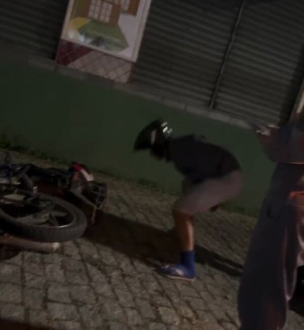 Motociclista ferido em Nova Friburgo após batida em caminhão - Vítima ficou ferida e precisou ser removida para Hospital Municipal Raul Sertã