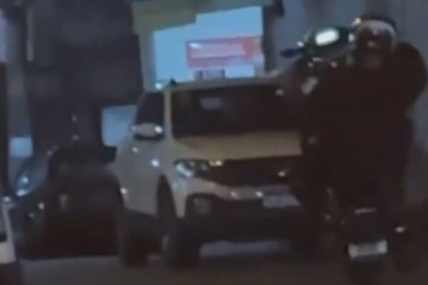Motoqueiro dá grau em moto em Nova Friburgo - Manobra é ilegal