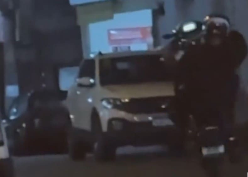 Motoqueiro dá grau em moto em Nova Friburgo - Manobra é ilegal