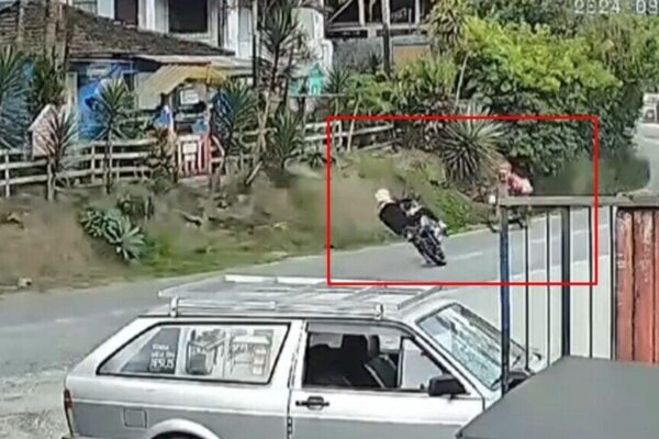Motoqueiro faz graça e cai em Lumiar na cidade de Nova Friburgo