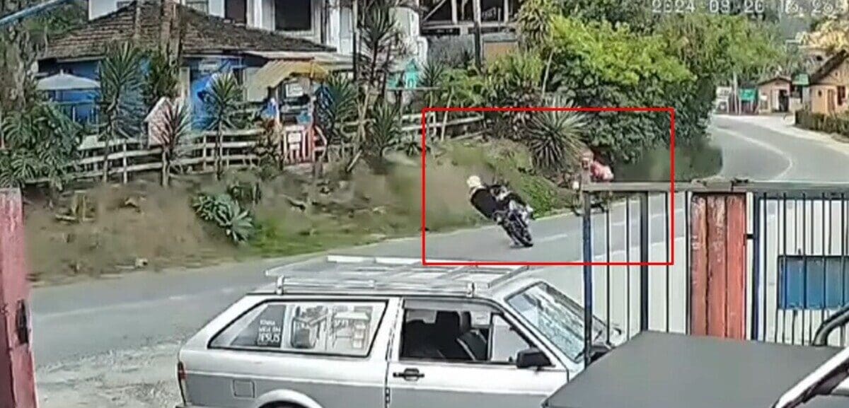 Motoqueiro faz graça e cai em Lumiar na cidade de Nova Friburgo