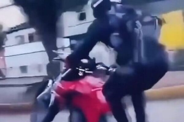 Motoqueiro faz manobras perigosas em Nova Friburgo
