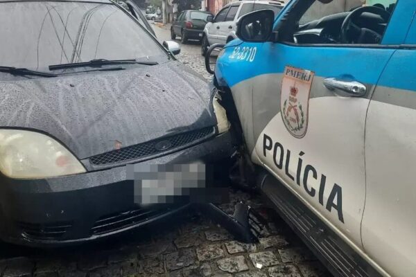 Motorista bate no carro da PM em Nova Friburgo