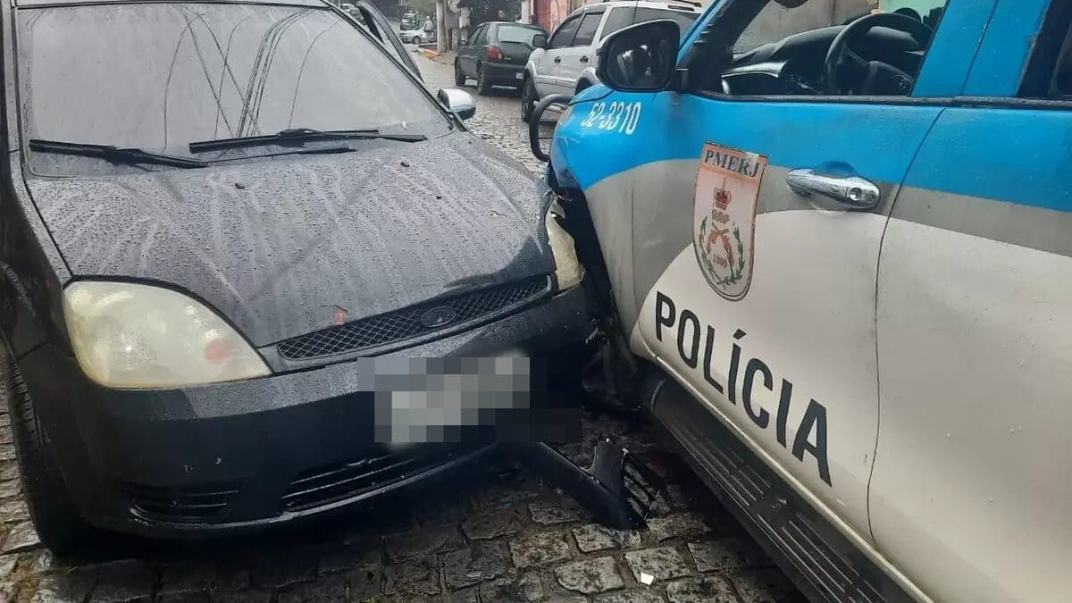 Motorista bate no carro da PM em Nova Friburgo