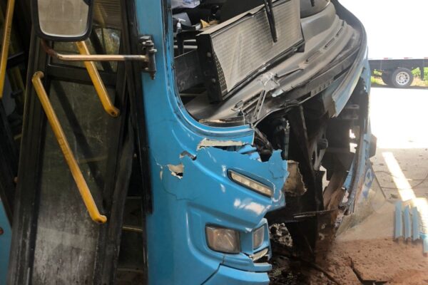 Motorista de ônibus passa mal e veículo invade galpão em Nova Friburgo (1)