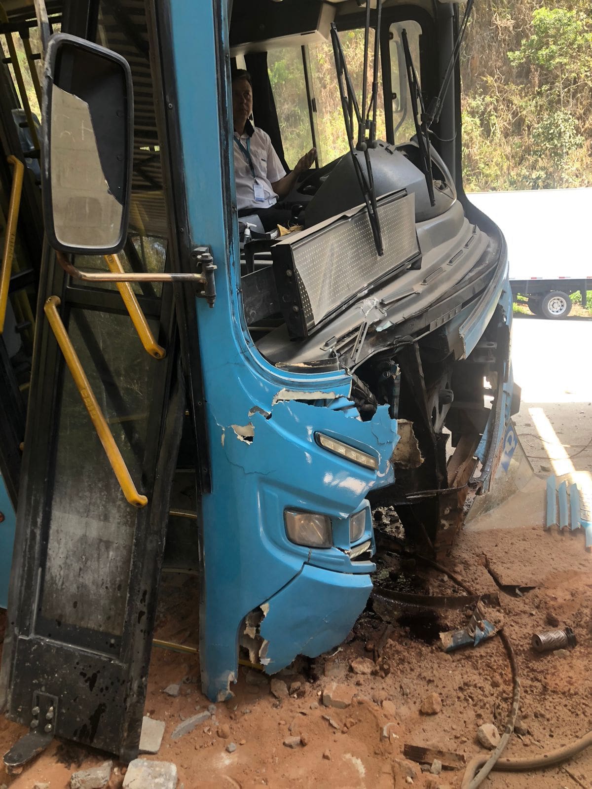 Motorista de ônibus passa mal e veículo invade galpão em Nova Friburgo (1)