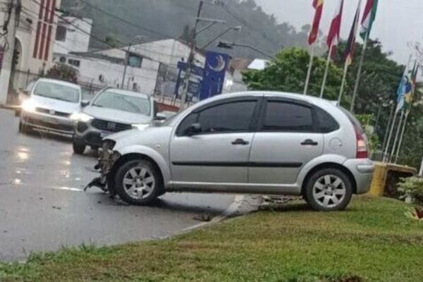 Motorista perde o controle e bate no Paissandu