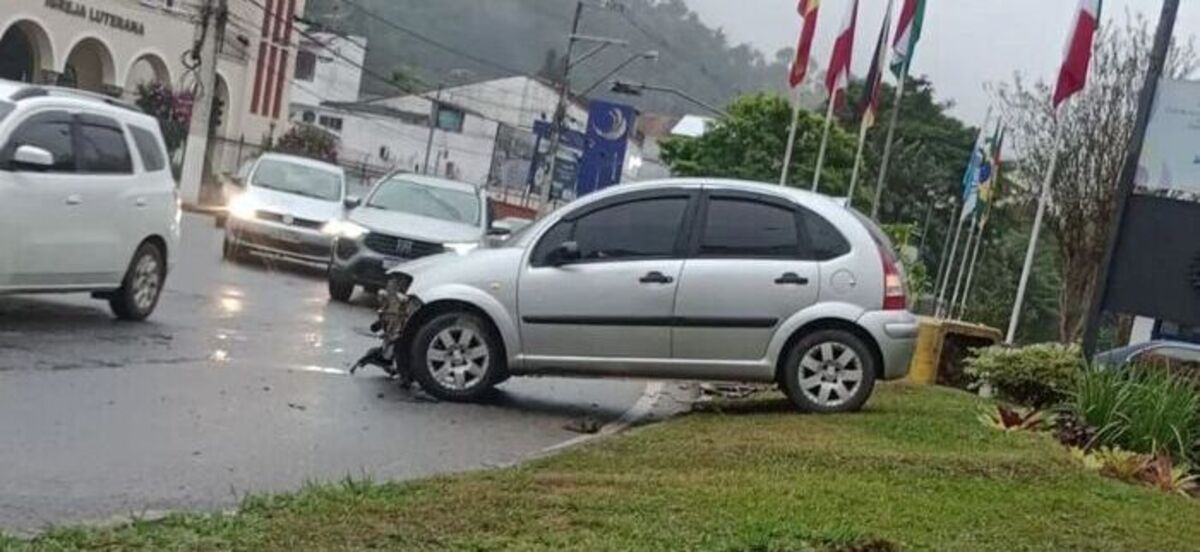 Motorista perde o controle e bate no Paissandu