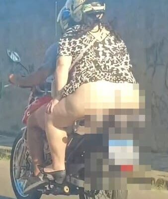 Mulher anda de moto praticamente pelada e chama atenção no Rio de Janeiro