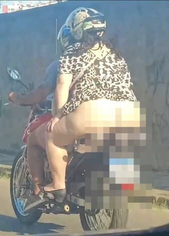 Mulher anda de moto praticamente pelada e chama atenção no Rio de Janeiro